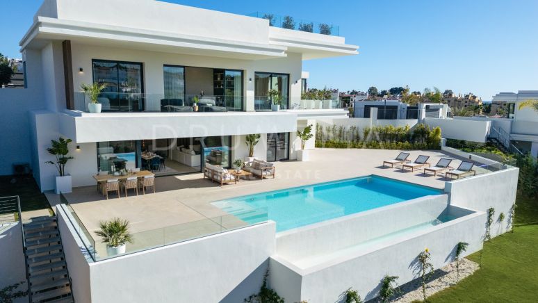 Atemberaubende moderne Villa mit Panoramablick auf Meer und Golf in La Resina Golf- Estepona