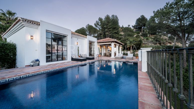 Exquisite spanische Villa im Cortijo-Stil mit unvergleichlichem Meer- und Bergblick in El Madroñal- Benahavis