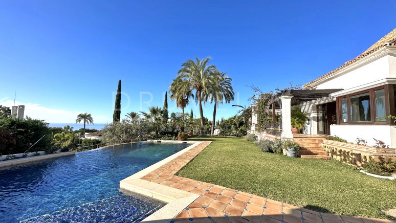 Andalusisk villa med vidsträckta trädgårdar och havsutsikt, Sierra Blanca, Marbella