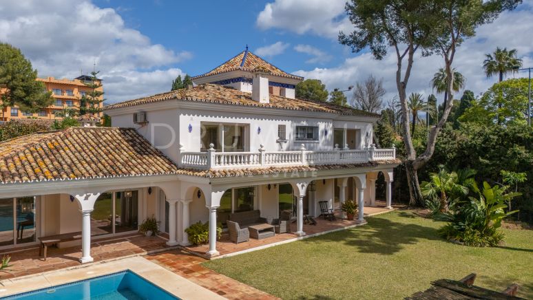 Sjarmerende andalusisk villa med gangavstand til stranden til salgs i El Paraiso Barronal