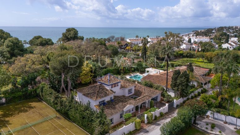 Charmante andalusische villa op loopafstand van het strand te koop in El Paraiso Barronal