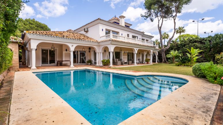 Charmante andalusische Villa in Gehweite zum Strand in El Paraiso Barronal zu verkaufen