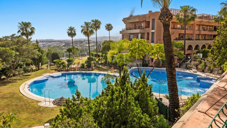 Superbe penthouse duplex de 4 chambres avec vue panoramique sur la mer et le golf à Magna Marbella - Nueva Andalucia