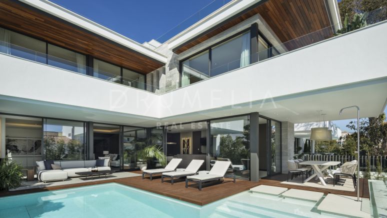 Luxueuse villa nouvellement construite en bord de mer avec une architecture moderne, à San Pedro, Marbella