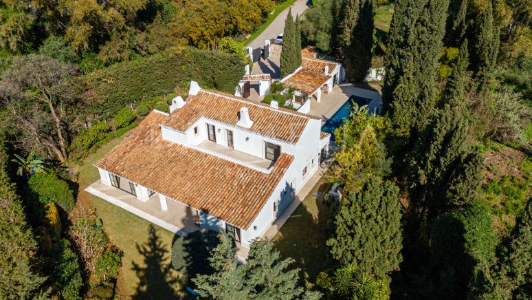 Villa de luxe de style méditerranéen de 5 chambres avec de beaux jardins et des vues sur la campagne à Benahavis