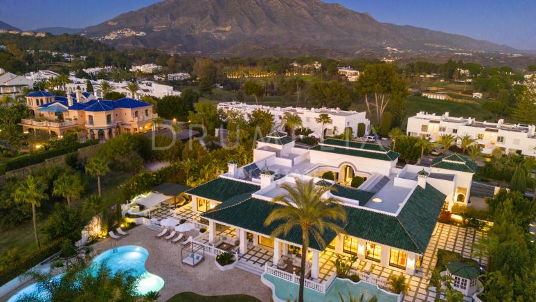 Luxe villa geïnspireerd op Moorse esthetiek met panoramisch uitzicht op de La Concha berg in Aloha - Nueva Andalucía