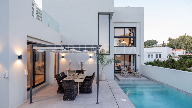 Moderna casa en la prestigiosa Nueva Andalucía con terraza en la azotea y vistas al mar