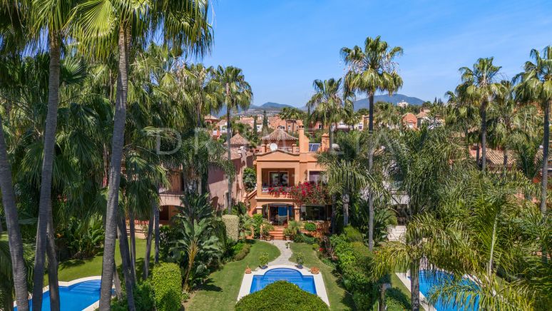 Villa for salg i La Alzambra, Nueva Andalucia