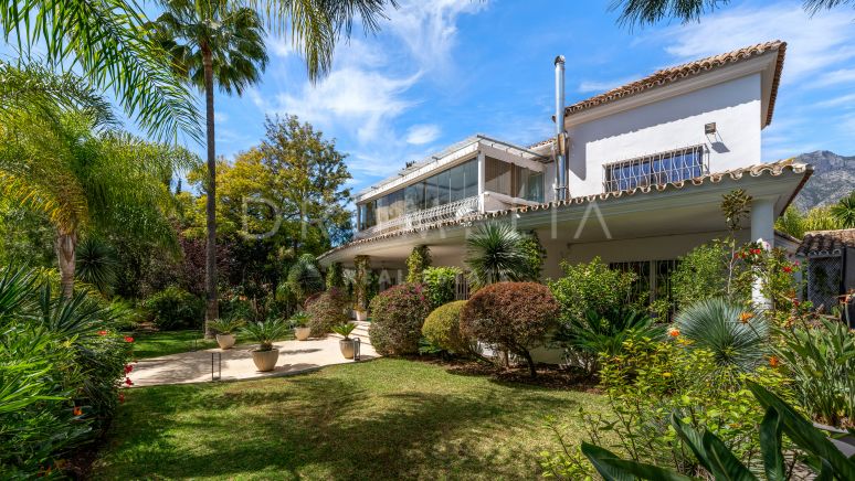 Beautiful family villa for sale with large plot in Rocío de Nagüeles in the heart of the Golden Mile