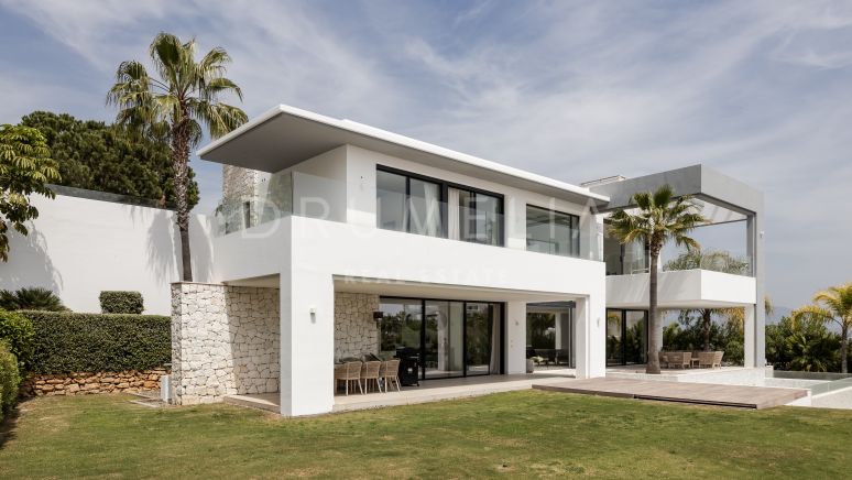 Stilig moderne villa med panoramautsikt i La Alqueria, Benahavis
