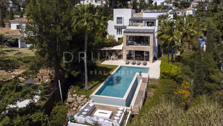 Modern villa i prestigefyllda El Paraiso med fantastisk havsutsikt, Marbella