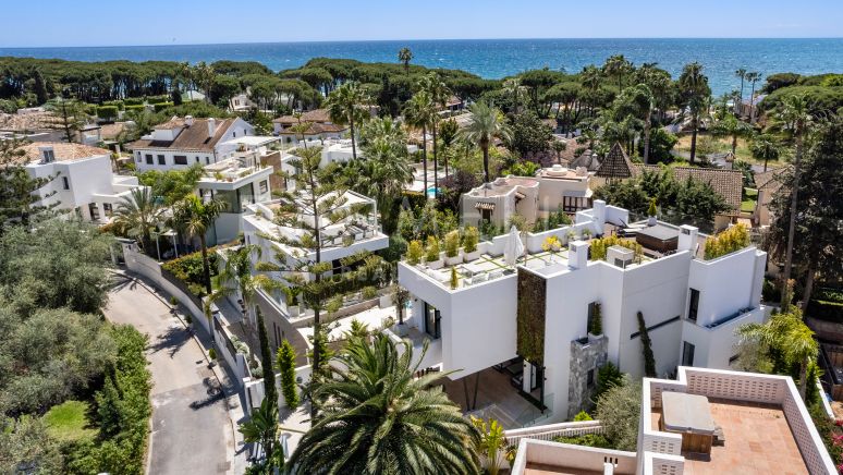 Sofisticada casa de diseño vanguardista en la playa de Casablanca, en la Milla de Oro de Marbella