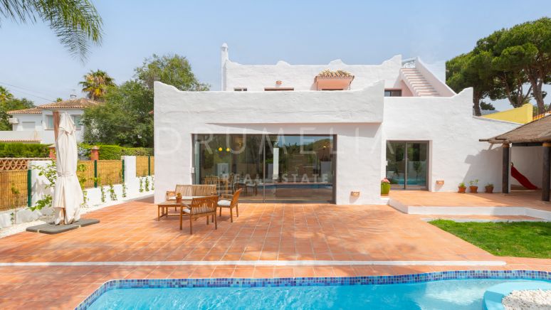 Villa de estilo arquitectónico único en venta en Nagüeles, Marbella