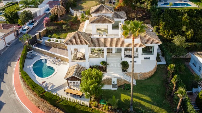 Elegante villa con vistas panorámicas al mar en venta en Elviria, Marbella
