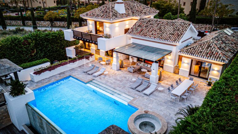 Luxuriöse Villa mit atemberaubender Aussicht und Annehmlichkeiten in Los Flamingos, Benahavis