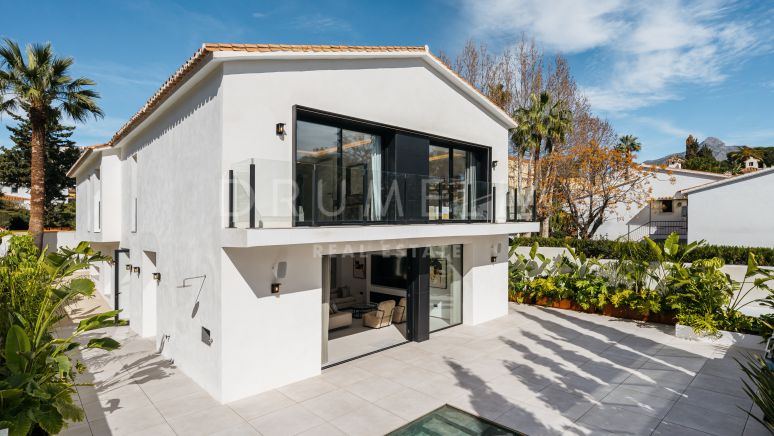 Luxe gerenoveerde en gemeubileerde moderne villa met zwembad in Nueva Andalucia, Marbella