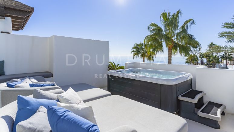 Außergewöhnliches Duplex-Penthouse in erster Strandlinie in Puerto Banús Marbella.