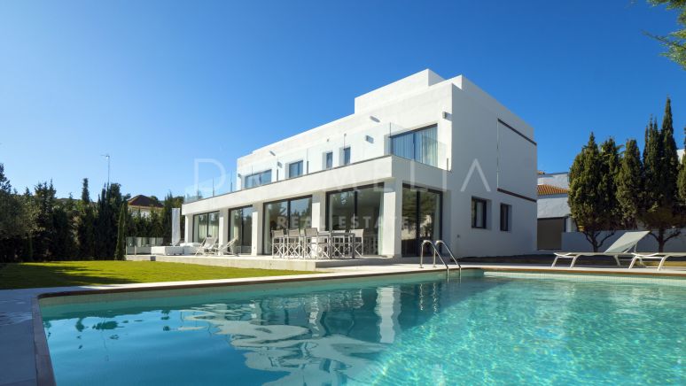 Moderne villa met privé zwembad dichtbij golf in Nueva Andalucia, Marbella