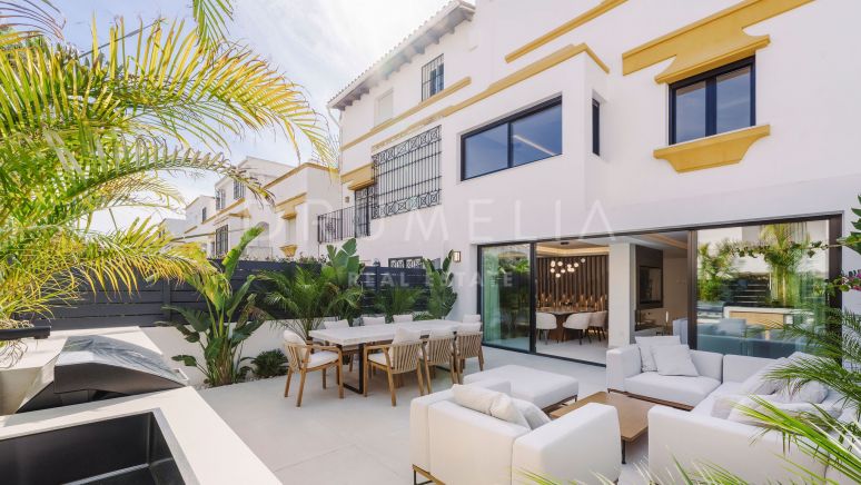 Vakkert rekkehus i en eksklusiv urbanisasjon med moderne parisisk stil på Golden Mile i Marbella