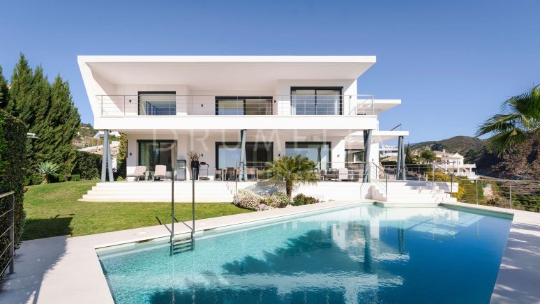 Moderne villa i et inngjerdet boligområde med fantastisk utsikt i Lomas de la Quinta