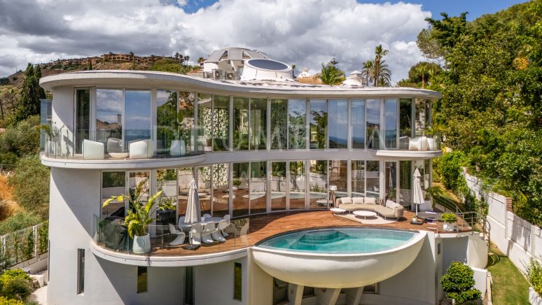 Unieke villa met een uniek architectonisch ontwerp en uitzicht op zee in El Paraiso