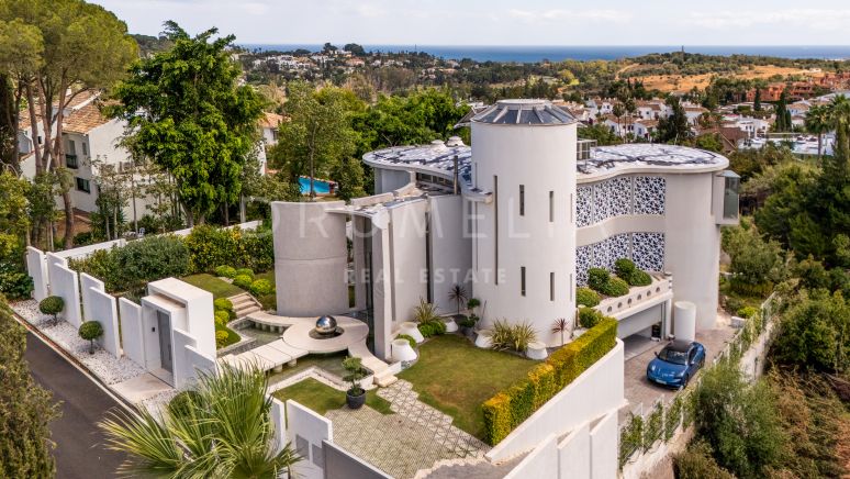 Villa unique en son genre avec une conception architecturale unique et des vues sur la mer à El Paraiso