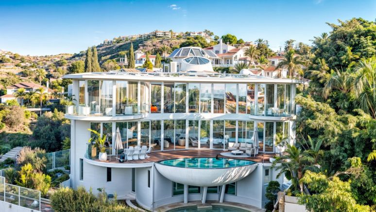 Villa de diseño arquitectónico incomparable con vistas al mar en venta en El Paraiso, Benahavis