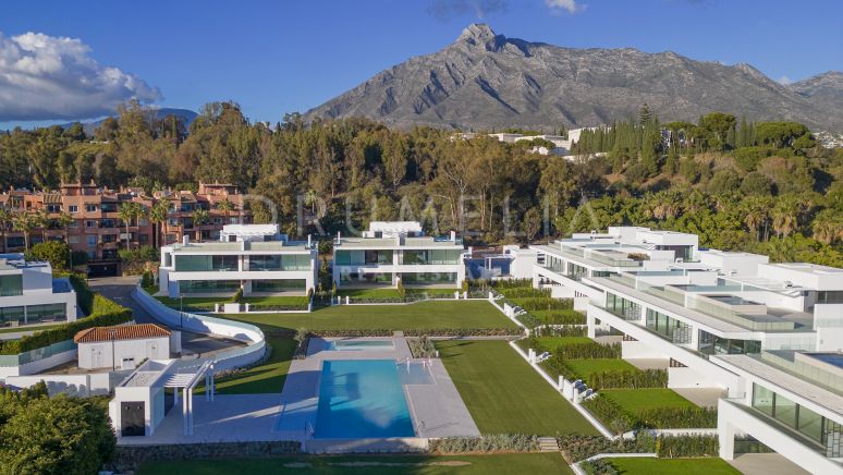 Moderne Villa in der prestigeträchtigen Goldenen Meile von Marbella mit privaten Annehmlichkeiten und Meerblick