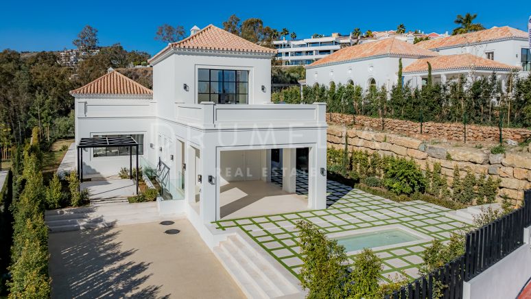 Elegant villa med pool i fransk provinsiell stil i La Cerquilla, Marbella