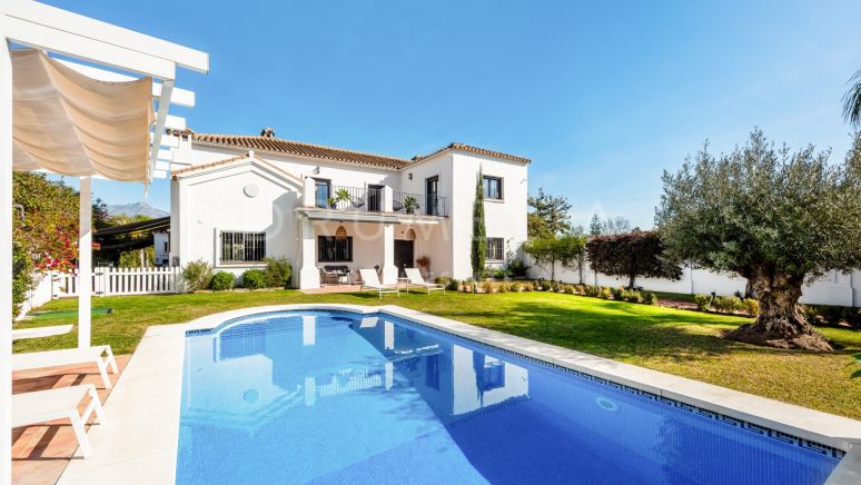 Ruime Andalusische villa in exclusieve gemeenschap met dubbele tuin, dicht bij Guadalmina Alta Golf Club