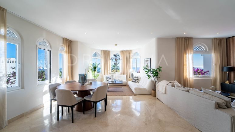 Toppleilighet i to etasjer til salgs i Marbellas Golden Mile Jardines de Colgantes