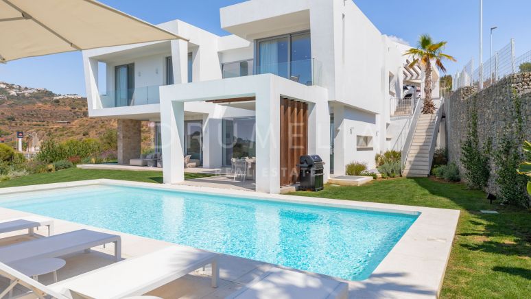 Luxe moderne villa met zeezicht en dichtbij golf in Santa Clara, Marbella Oost