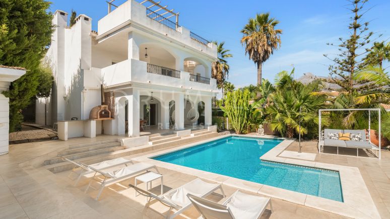Lyxig Villa med Stor Trädgård och Privat Pool i Nueva Andalucia, Marbella