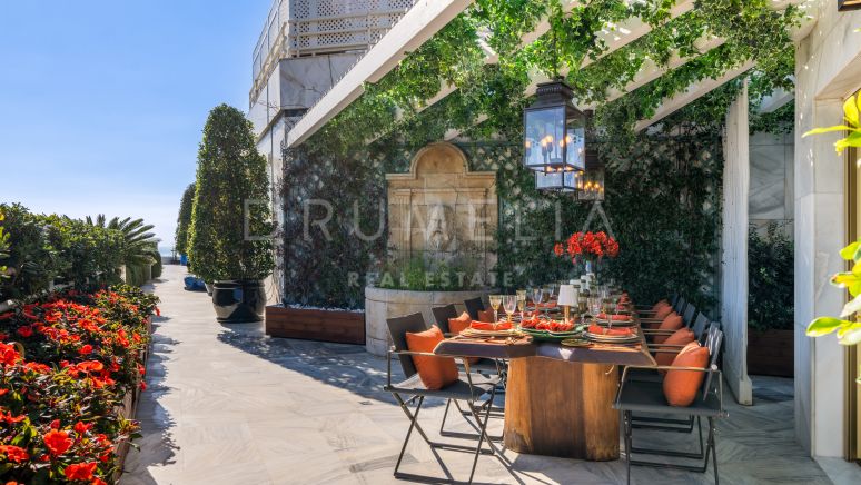 Atemberaubendes Luxus-Penthouse in erster Strandlinie zum Verkauf in Marbella Golden Mile, Marbella
