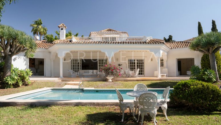 Charmig villa i andalusisk stil med privat pool i El Paraiso - den nya Golden Mile i Estepona