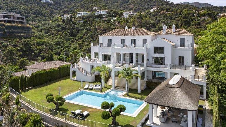 Magnífica mansión en el prestigioso El Madroñal con impresionantes vistas al mar, Marbella.
