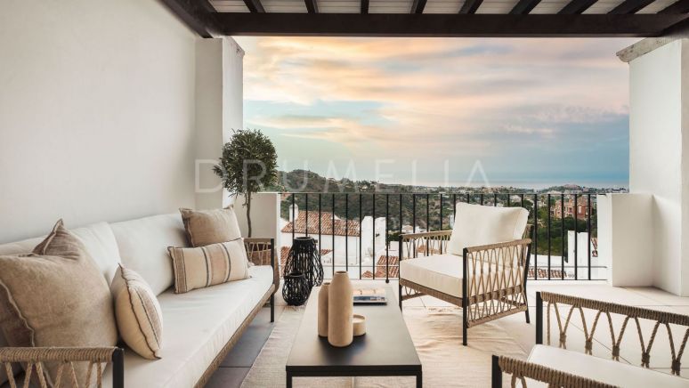 Spektakuläre Meer und Berg Ansichten Penthouse mit 3 Schlafzimmern Kürzlich aktualisiert in Altos de la Quinta- Benahavis