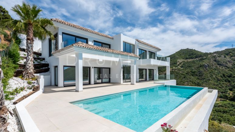 Magnificent Sea and Mountain- View await your in this Stunning 5 Bedroom Home in Monte Mayor- Benahavis