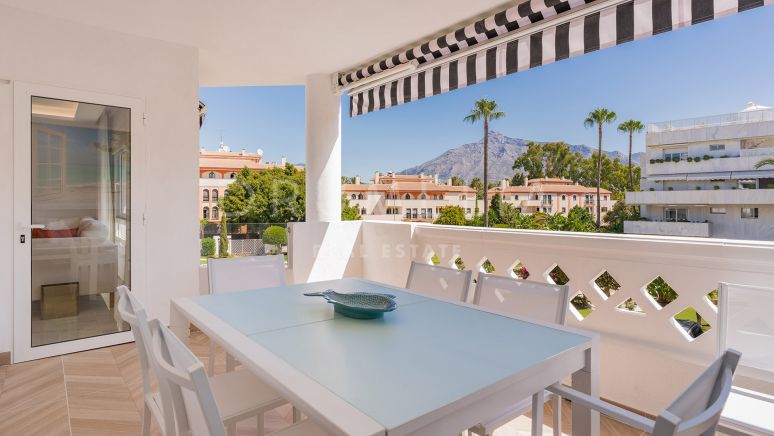 Encantador Apartamento de 4 Dormitorios en Playa Rocio, Puerto Banus con Acceso Directo a la Playa