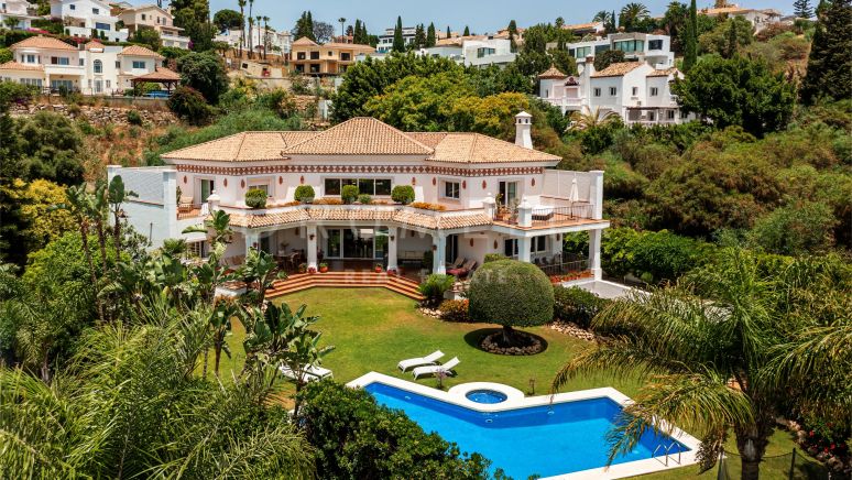 Klassische Villa im andalusischen Stil mit Meerblick zu verkaufen in El Paraiso, Benahavis