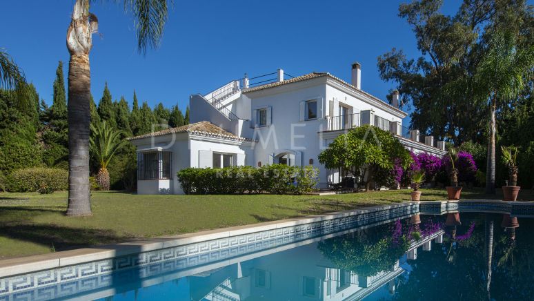 Elegant andalusisk villa med tropisk hage og svømmebasseng, Guadalmina Baja