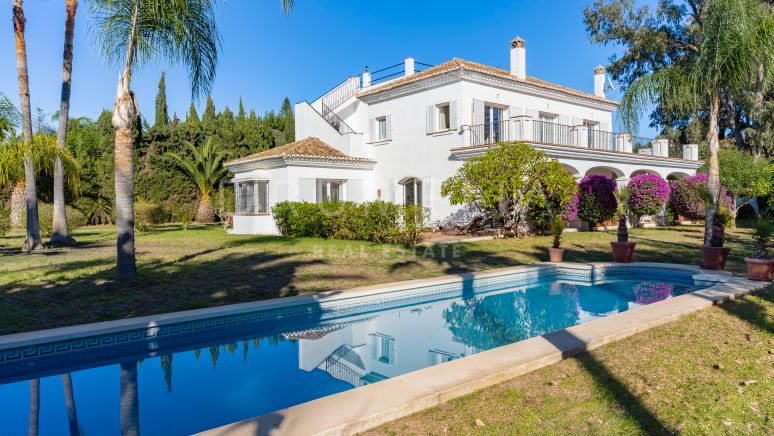 Elégante villa andalouse avec jardin tropical et piscine, Guadalmina Baja