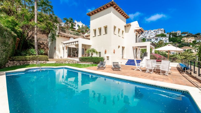 Villa i Frontline Golf Community med privat pool och fantastisk utsikt, Los Arqueros, Benahavis