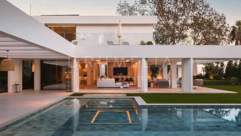 Luksuriøs, moderne 5-soveroms villa i hjertet av Nueva Andalucia med utsikt over golfbanen