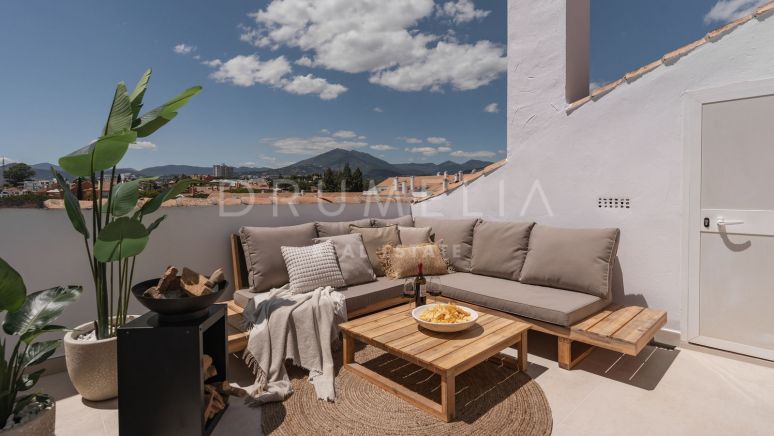 Newly Renovated Duplex Penthouse Within Walking Distance of All AmenitiesWelcome to this impressive three-bedroom duplex penthouse located in the heart of Nueva Andalucia's sought-after El Dorado urbanization.