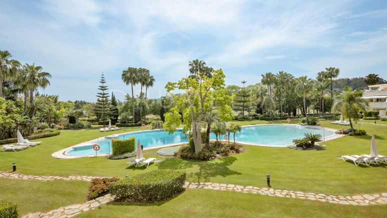 Los Granados Golf: Experience the Luxury of Golf Front Living and Iconic Views with this Exquisite 3-Bed Apartment