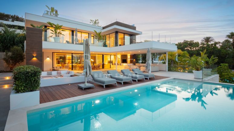 Modern villa med infinitypool några steg från The Valley Golf i Las Brisas - Nueva Andalucia