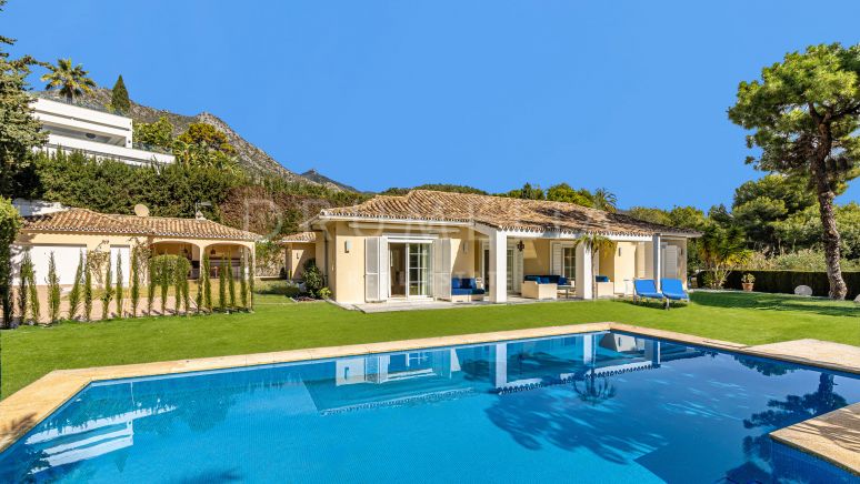 Vakker villa i det prestisjefylte Cascada de Camojan Estate med fantastisk utsikt, Marbella