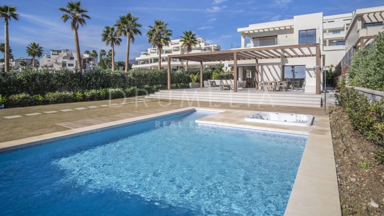Luxe wonen aan het strand: Villa met 4 slaapkamers en panoramisch zeezicht met directe toegang tot het strand - Velaya, Estepona