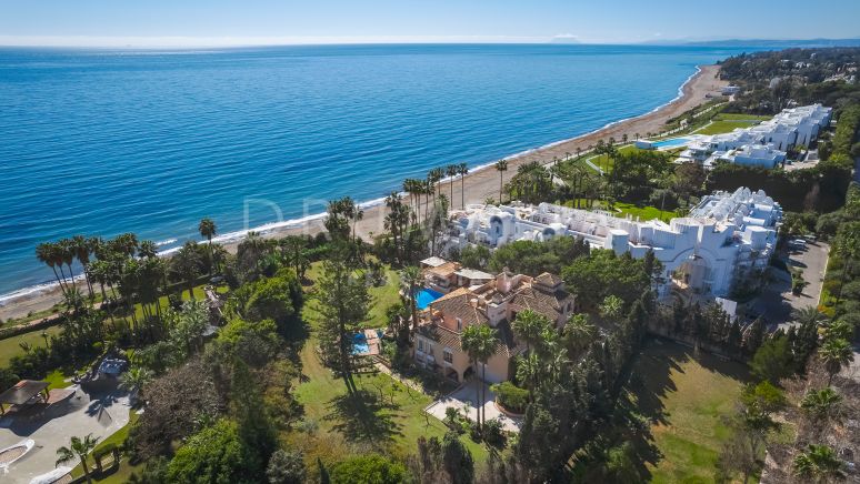 Wonen aan het strand: 8 slaapkamers en panoramisch uitzicht op zee met directe toegang tot het strand in Hacienda Beach- Estepona